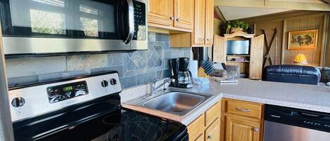 Refrigerador, microondas, horno, placa de cocina