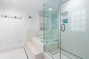 Shower, jetted tub, hair dryer, towels - Beautiful beach front beach (Newport Beach)
