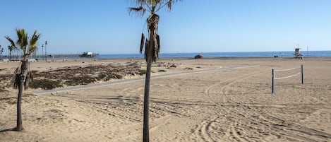 På stranden, solstolar och strandhanddukar