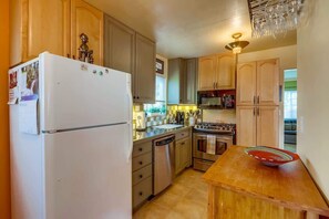 Kühlschrank, Mikrowelle, Herdplatte, Geschirrspüler
