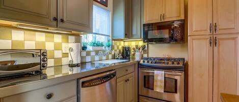 Refrigerador, microondas, parrilla de estufa y cafetera y tetera