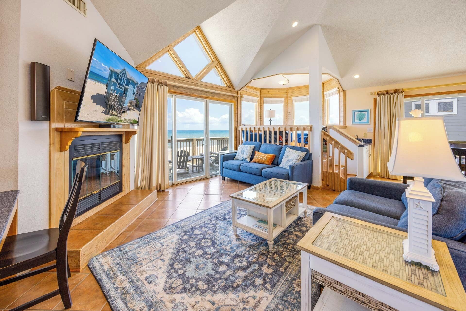 Télévision à écran plat, lecteur de DVD, livres