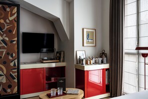 Sengetøy av topp kvalitet, minibar og safe på rommet