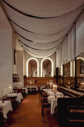 Frokost, lunsj og middag serveres, internasjonale retter 