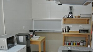 Espressomaskin, kaffetrakter/tekoker, kjøleskap og mikrobølgeovn