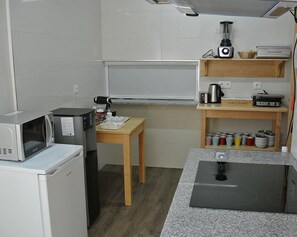 Fridge, microwave, espresso maker, coffee/tea maker - Hostel Criativo do Sabugueiro (Seia)