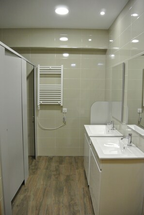 Een douche, een regendouche, gratis toiletartikelen, handdoeken