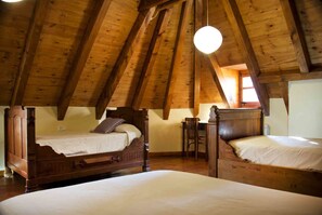 Habitación familiar | Escritorio, tabla de planchar con plancha y cunas gratuitas 