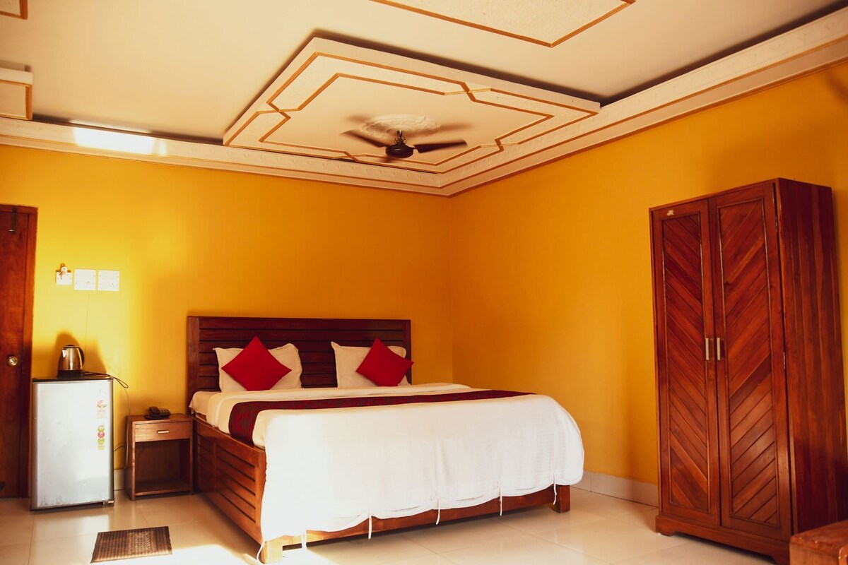 Pillowtop beds, blackout drapes, iron/ironing board (on request)