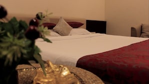 Deluxe Room - Oyster Hotel (Surat)