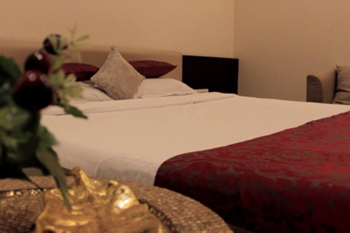 Deluxe Room | Iron/ironing board