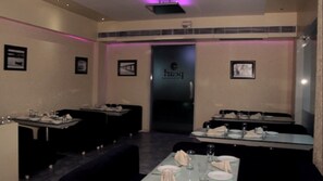 Restaurant - Oyster Hotel (Surat)