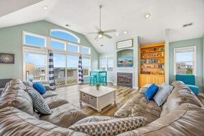 Televisio, videopelejä, DVD-soitin, kirjoja