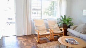 TV, Netflix, streaming services - Cozy 1 Bedroom Apartment in Oranjezicht (Cape Town)