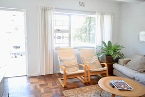TV, Netflix, streaming services - Cozy 1 Bedroom Apartment in Oranjezicht (Cape Town)