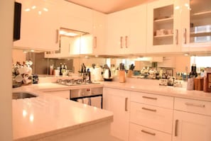 Fridge, microwave, oven, coffee/tea maker - Spacious 2 Bedroom Apartment Near Notting Hill Gate (London)