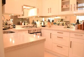 Réfrigérateur, micro-ondes, four, cafetière/bouilloire