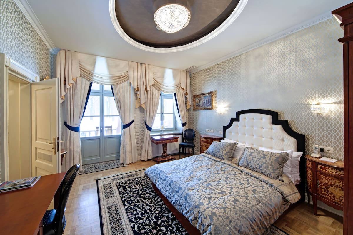 Comfort Room, 1 Queen Bed, Non Smoking, Park View | Free WiFi, bed sheets