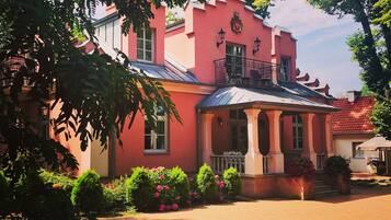 Vista frontal de la propiedad