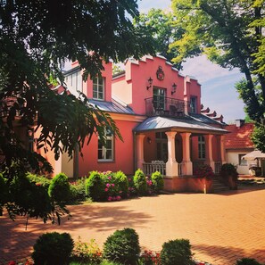 Front of property - Willa Różana - Ormonde Resorts (Naleczow)