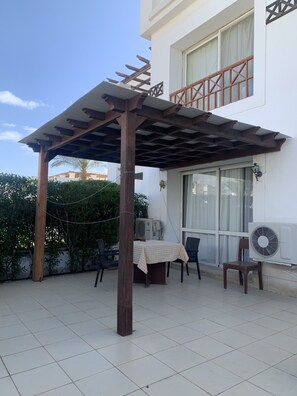 Outdoor dining - Luxurious 1 bedroom apartment with huge beautiful patio (Sharm El-Sheikh)