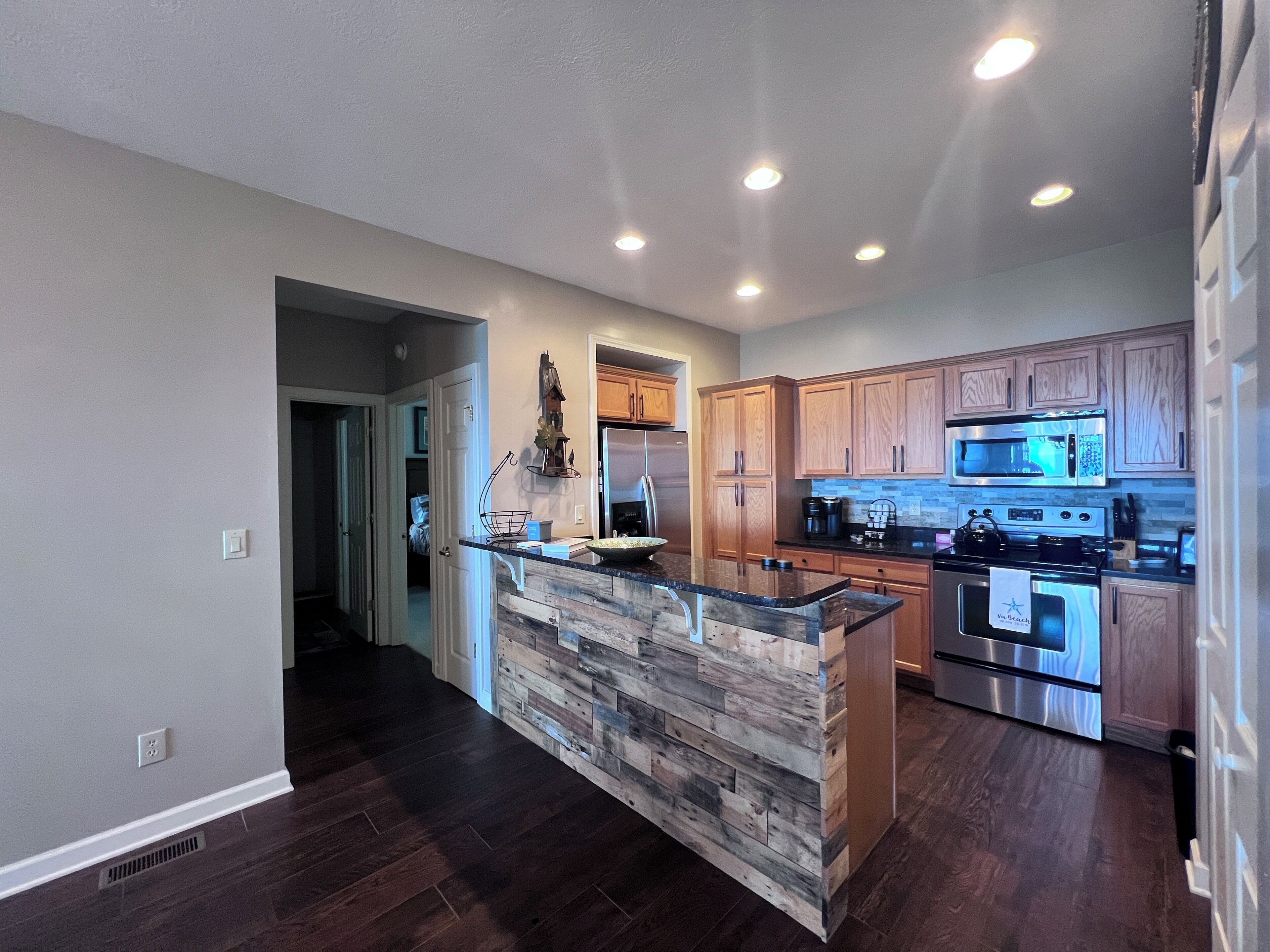 Kylskåp, mikrovågsugn, kaffe- och tebryggare och brödrost