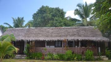 Family Bungalow (5 pax) | Peti besi dalam bilik, meja, katil bayi/kot (percuma)