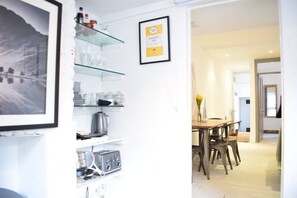 19-inch TV with digital channels - Modern 1 Bedroom Flat in Battersea With Patio (London)