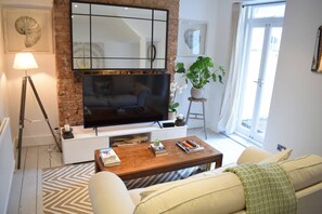 19-inch TV with digital channels - Modern 1 Bedroom Flat in Battersea With Patio (London)