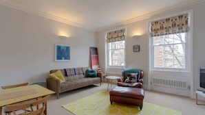 Leilighet (1 Bedroom) | Oppholdsrom | En 19-tommers TV med digitale kanaler