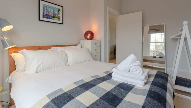 Leilighet (1 Bedroom) | 1 soverom, skrivebord, skrivebord for bærbar PC og strykejern/-brett