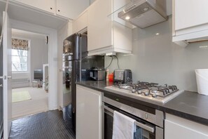 Huoneisto (1 Bedroom) | Yksityinen keittiö | Jääkaappi, uuni, liesi, kahvin-/teenkeitin