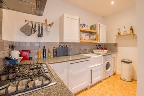 Căn hộ (1 Bedroom) | Bếp riêng | Tủ lạnh, lò vi sóng, lò nướng, dụng cụ pha cà phê/trà 