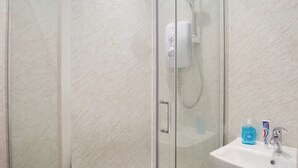 Appartement (1 Bedroom) | Salle de bain | Douche, articles de toilette gratuits, serviettes fournies, savon