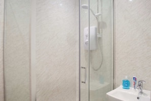 Apartamento (1 Bedroom) | Banheiro | Chuveiro, produtos de toalete grátis, toalhas de banho, sabonete