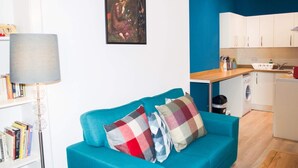 Appartement (1 Bedroom) | Salle de séjour | Télévision de 20 pouces avec chaînes numériques