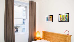 Appartement (1 Bedroom) | 1 chambre, fer et planche à repasser, Wi-Fi gratuit, draps fournis