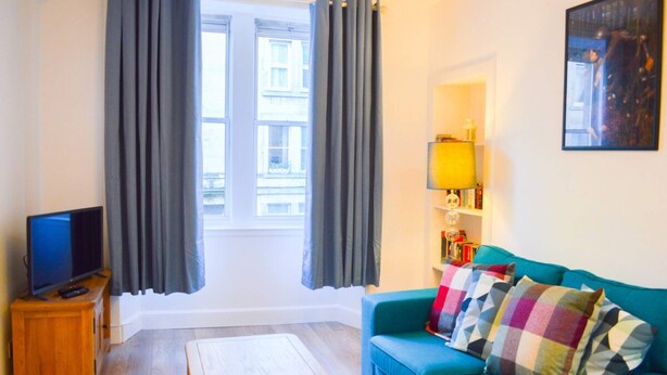 Appartement (1 Bedroom) | Salle de séjour | Télévision de 20 pouces avec chaînes numériques