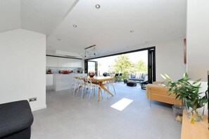 تلفزيون، برامج وأفلام نتفليكس، كُتُب، خدمات بث