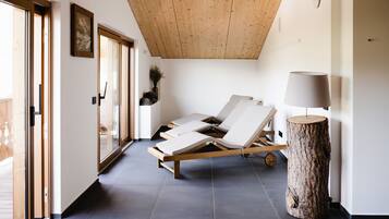 Een sauna, een stoombad, massagebehandelingen