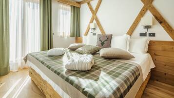 Suite Queen Cristallo/Croda | Minibar, in-room safe, individually furnished, desk