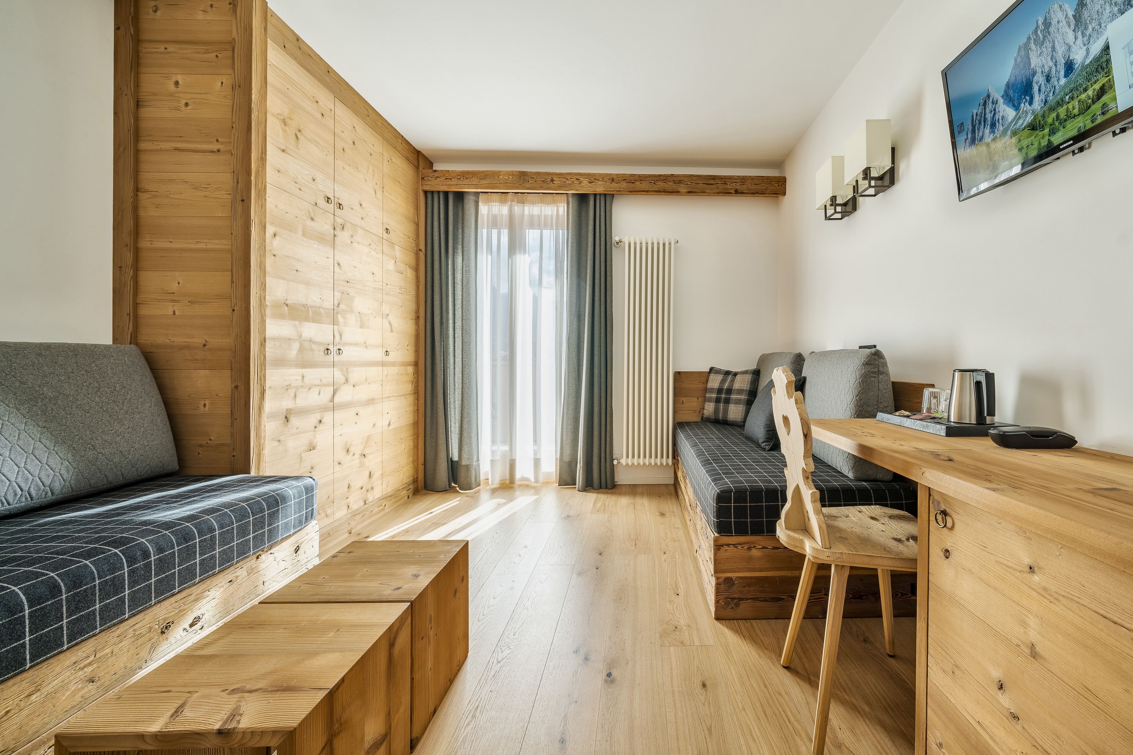 suite queen deluxe tofana | living area | flat-screen tv