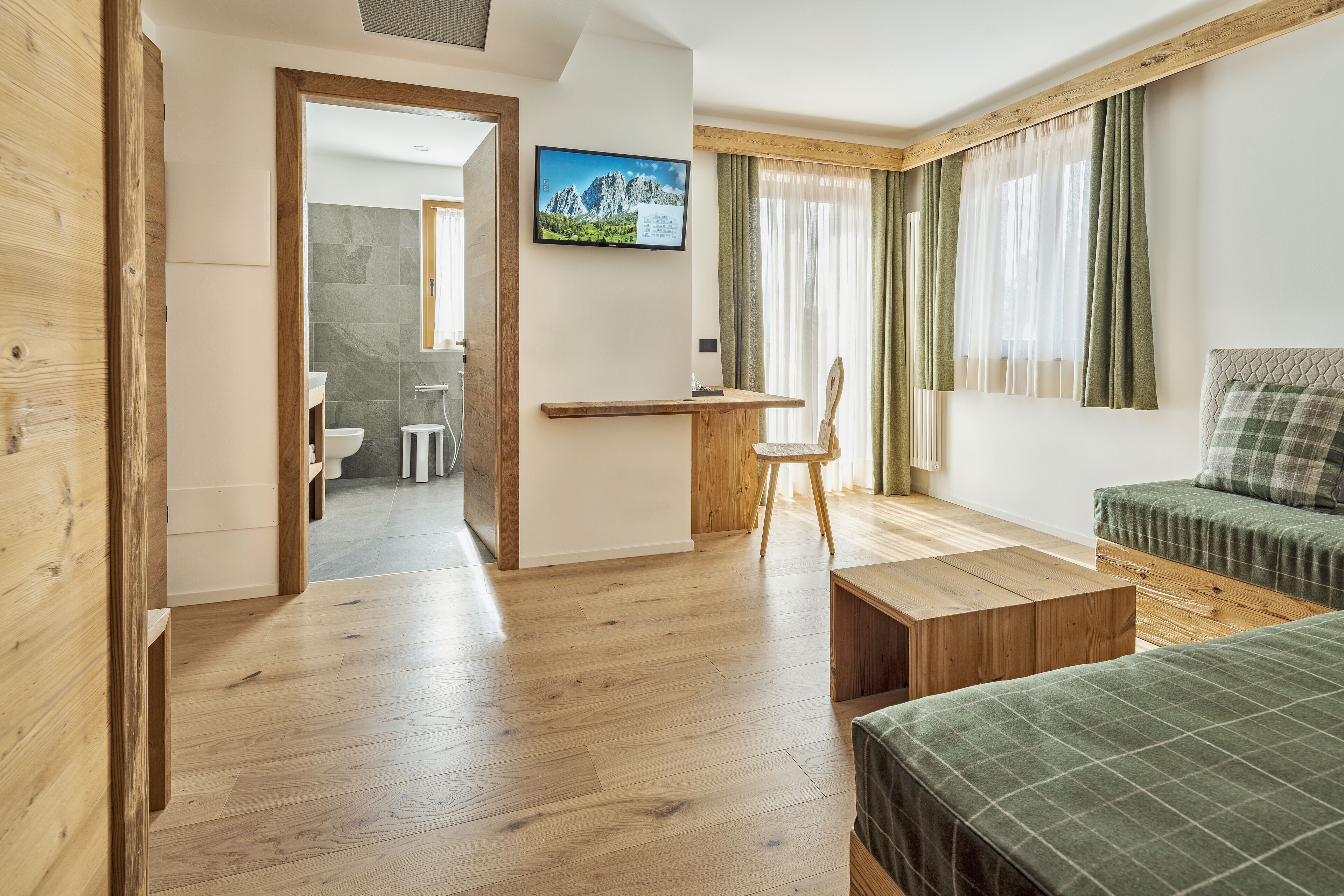 suite queen cristallo/croda | living area | flat-screen tv