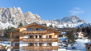 Front of property - Camina Suite & Spa (Cortina d'Ampezzo)