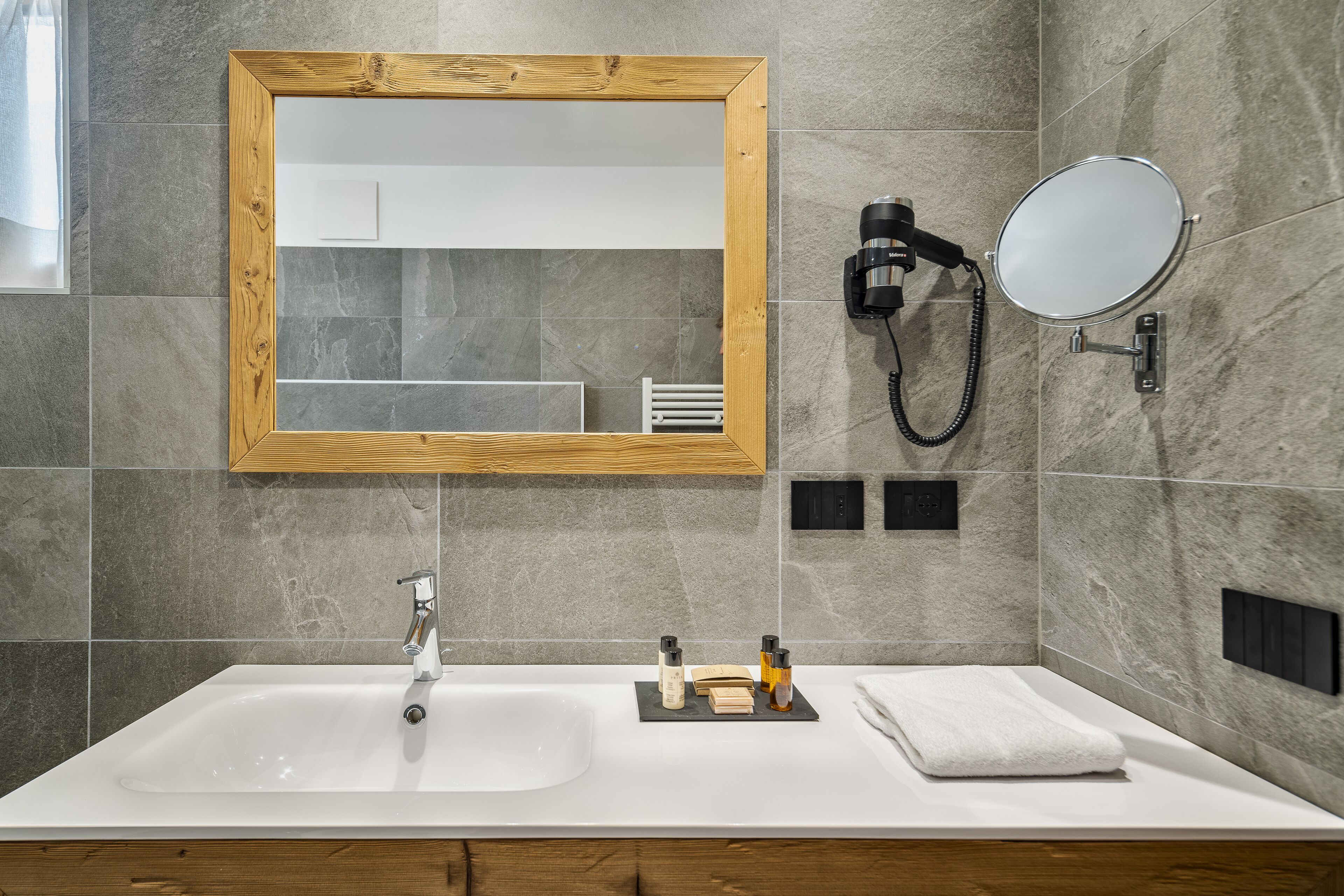 suite queen deluxe tofana | bathroom | shower, hair dryer, bathrobes, slippers