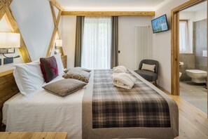 Deluxe Pomagagnon | Minibar, värdeförvaringsskåp på rummet, unika möbler och skrivbord