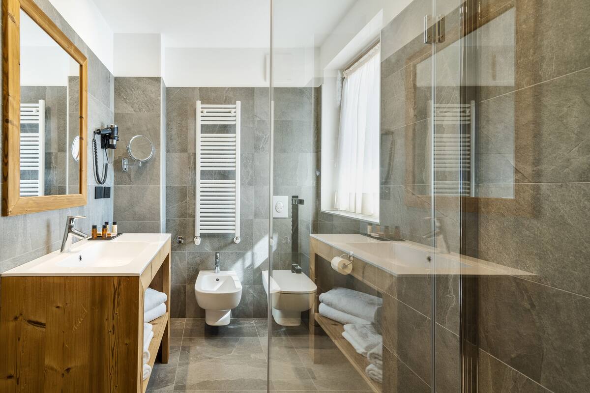 suite queen cristallo/croda | bathroom | shower, hair dryer, bathrobes, slippers