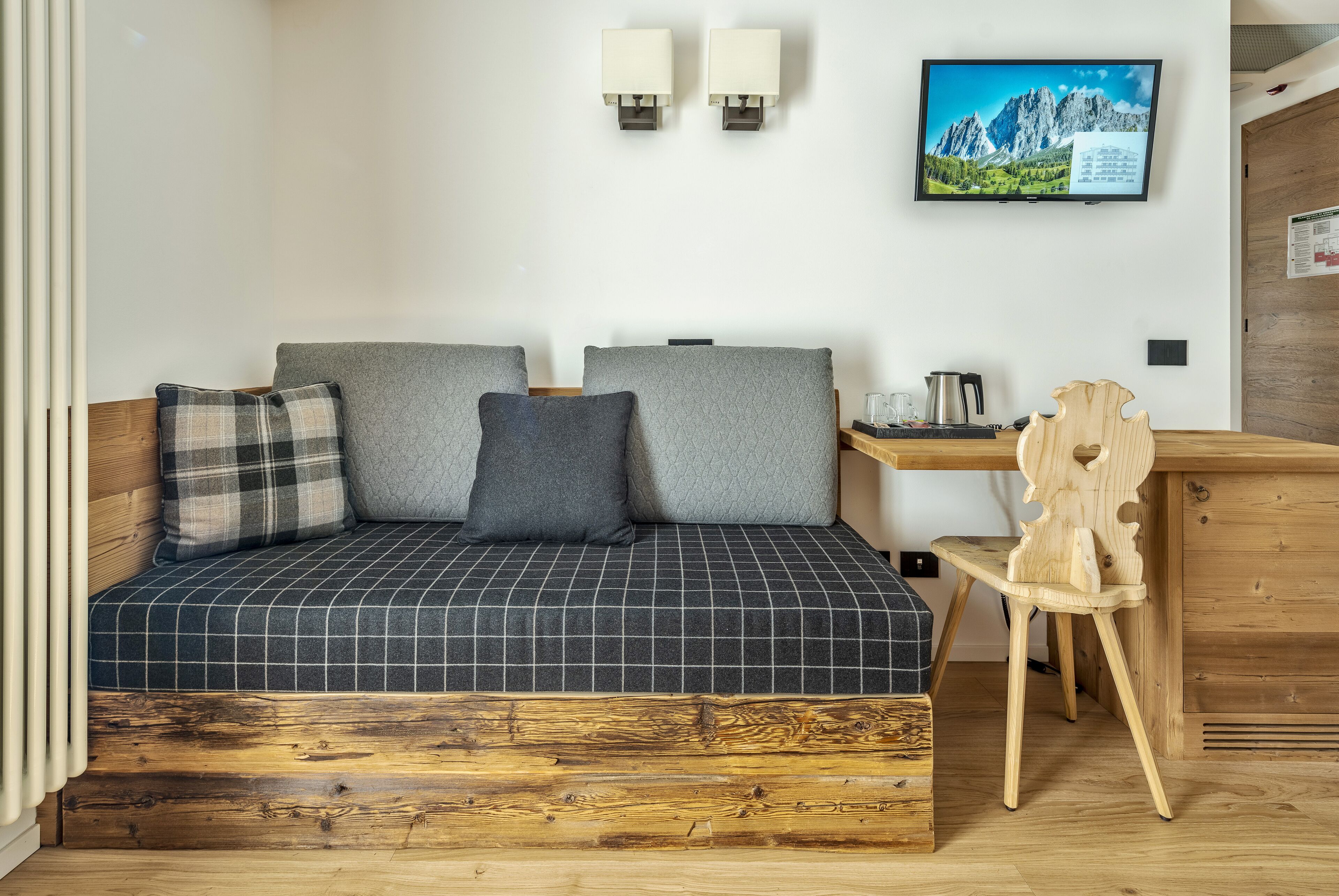 suite queen deluxe tofana | living area | flat-screen tv