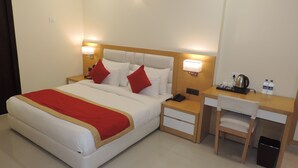 A hotel room with a bed, bedside tables, a desk, and a chair. - Bharawan Clarks Inn Express (Amritsar)