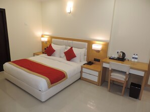 In-room safe, desk, free WiFi - Bharawan Clarks Inn Express (Amritsar)